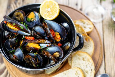 Masadaki siyah soslu midyelerin üst görünümü