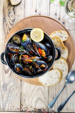 Masadaki siyah soslu midyelerin üst görünümü