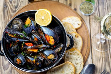 Masadaki siyah soslu midyelerin üst görünümü