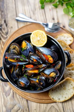 Masadaki siyah soslu midyelerin üst görünümü