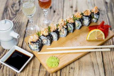 Tahtada havyarlı suşi.