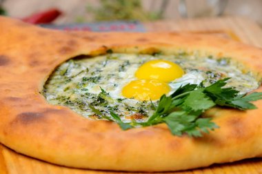 Yumurta sarısı ile khachapuri. Geleneksel Gürcü mutfağı