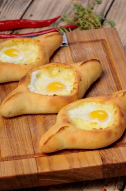 Tahtada yumurta sarısı ve peynir ile nefis khachapuri..