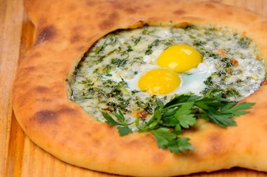 Yumurta sarısı ile khachapuri. Geleneksel Gürcü mutfağı