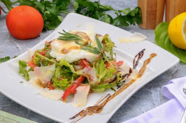 Tabakta kızarmış yumurta ve peynirli taze sebze salatası..