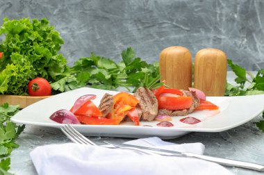 Taze domates, biber, soğan ve soslu ızgara domuz eti.