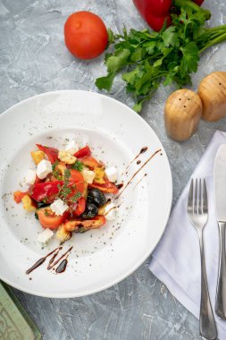 Sebzeli Yunan salatası ve beyaz tabakta yumuşak peynir.