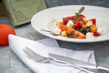 Sebzeli Yunan salatası ve beyaz tabakta yumuşak peynir.