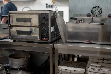 Pizzacıdaki mutfak malzemelerinin manzarası