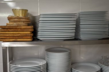 Mutfak restoranındaki raflarda temiz seramik tabaklar
