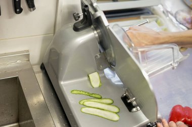 Kapat - sebze kesmek için dilimleme makinesi kullan