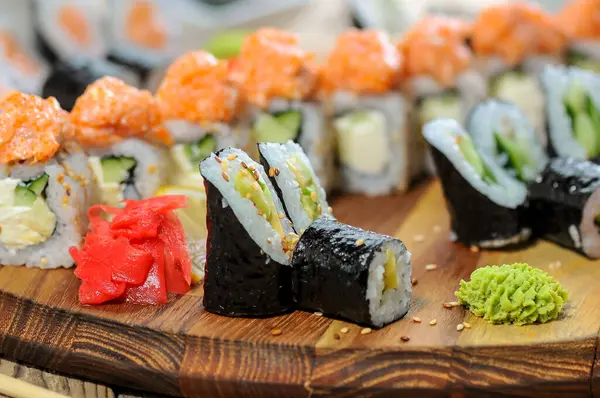 Suşi seti ahşap bir tahta üzerine alır.