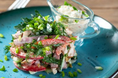 domatesli salata, salatalık, dereotu, maydanoz ve jambon mavi tabakta