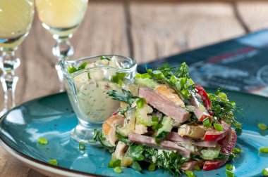 domatesli salata, salatalık, dereotu, maydanoz ve jambon mavi tabakta