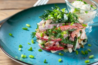 domatesli salata, salatalık, dereotu, maydanoz ve jambon mavi tabakta