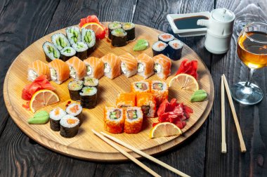 Japon suşisinin ahşap tahtadaki görüntüsünü kapatın..