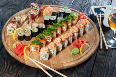 Japon suşisinin ahşap tahtadaki görüntüsünü kapatın..