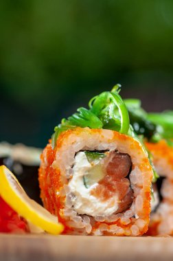 Somon ve havyarlı taze suşi ruloları.