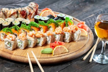 Japon suşisinin ahşap tahtadaki görüntüsünü kapatın..