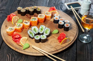 Japon suşisinin ahşap tahtadaki görüntüsünü kapatın..