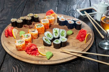 Japon suşisinin ahşap tahtadaki görüntüsünü kapatın..