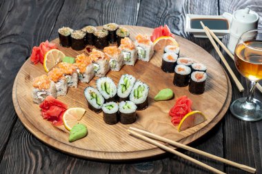 Japon suşisinin ahşap tahtadaki görüntüsünü kapatın..