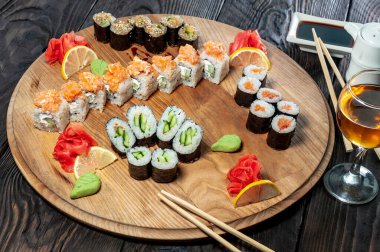 Japon suşisinin ahşap tahtadaki görüntüsünü kapatın..