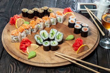 Japon suşisinin ahşap tahtadaki görüntüsünü kapatın..