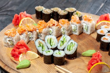 Japon suşisinin ahşap tahtadaki görüntüsünü kapatın..