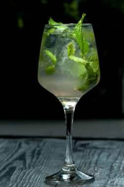 Taze kireç ve nane aromalı mojito bardağı.