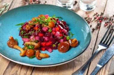 Mavi tabakta Ukrayna usulü salata salatası.