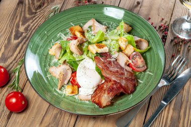 Yazarın yeşil tabakta sunumunda Sezar salatası