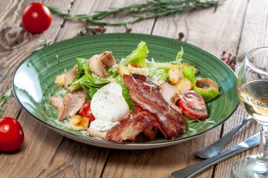 Yazarın yeşil tabakta sunumunda Sezar salatası