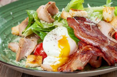 Yazarın yeşil tabakta sunumunda Sezar salatası