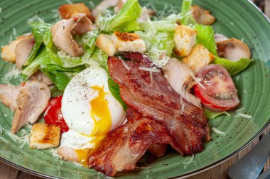 Yazarın yeşil tabakta sunumunda Sezar salatası