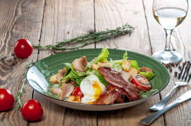 Yazarın yeşil tabakta sunumunda Sezar salatası