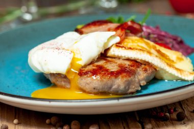 Mavi tabakta ızgara peynirli ızgara biftek.