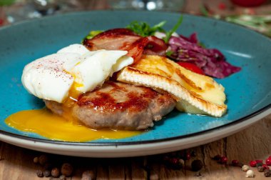 Mavi tabakta ızgara peynirli ızgara biftek.