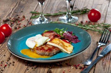 Mavi tabakta ızgara peynirli ızgara biftek.