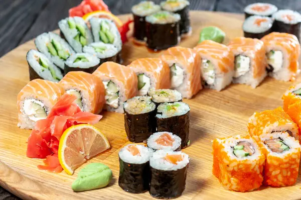 Japon suşisinin ahşap tahtadaki görüntüsünü kapatın..