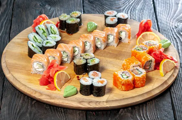 Japon suşisinin ahşap tahtadaki görüntüsünü kapatın..