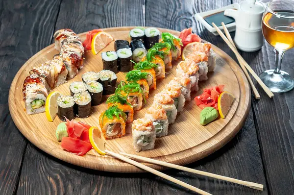 Japon suşisinin ahşap tahtadaki görüntüsünü kapatın..