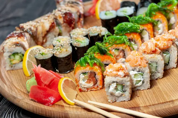 Japon suşisinin ahşap tahtadaki görüntüsünü kapatın..