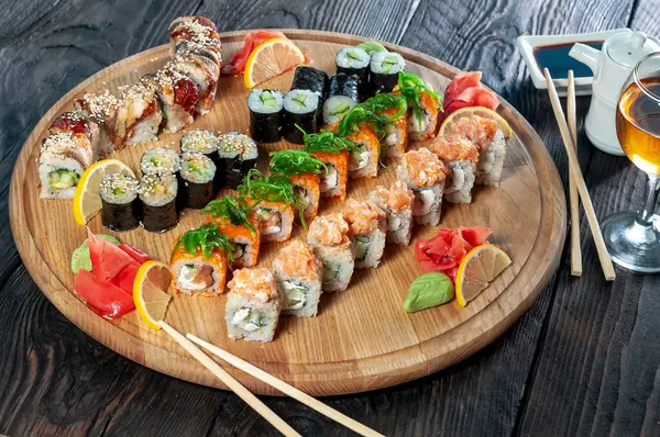 Japon suşisinin ahşap tahtadaki görüntüsünü kapatın..