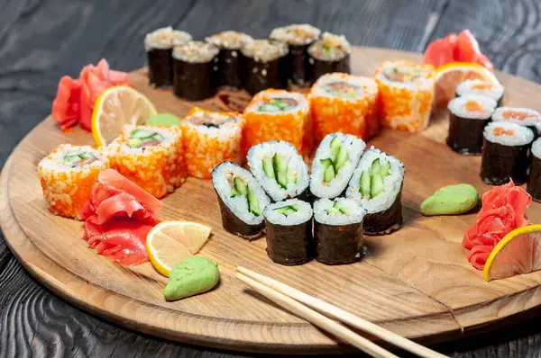 Japon suşisinin ahşap tahtadaki görüntüsünü kapatın..