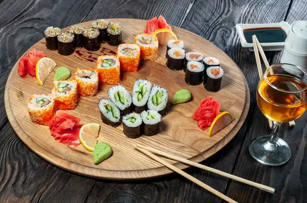 Japon suşisinin ahşap tahtadaki görüntüsünü kapatın..