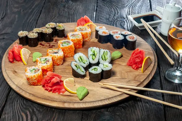 Japon suşisinin ahşap tahtadaki görüntüsünü kapatın..