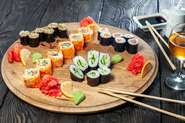 Japon suşisinin ahşap tahtadaki görüntüsünü kapatın..