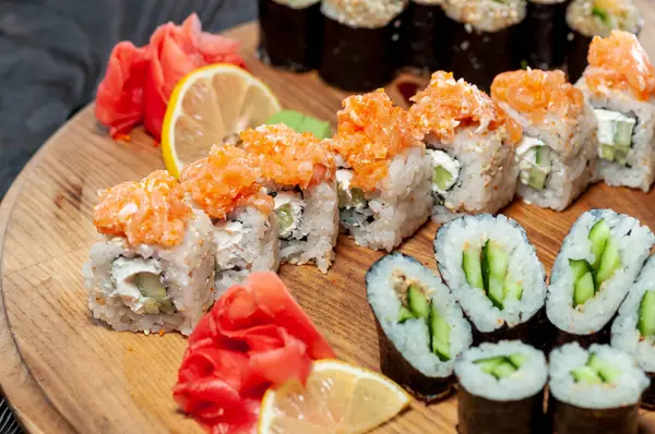 Japon suşisinin ahşap tahtadaki görüntüsünü kapatın..