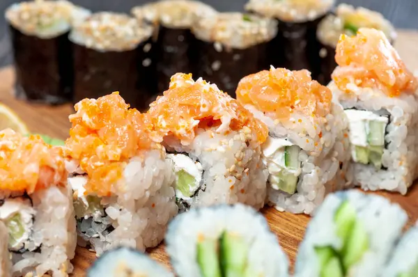 Japon suşisinin ahşap tahtadaki görüntüsünü kapatın..